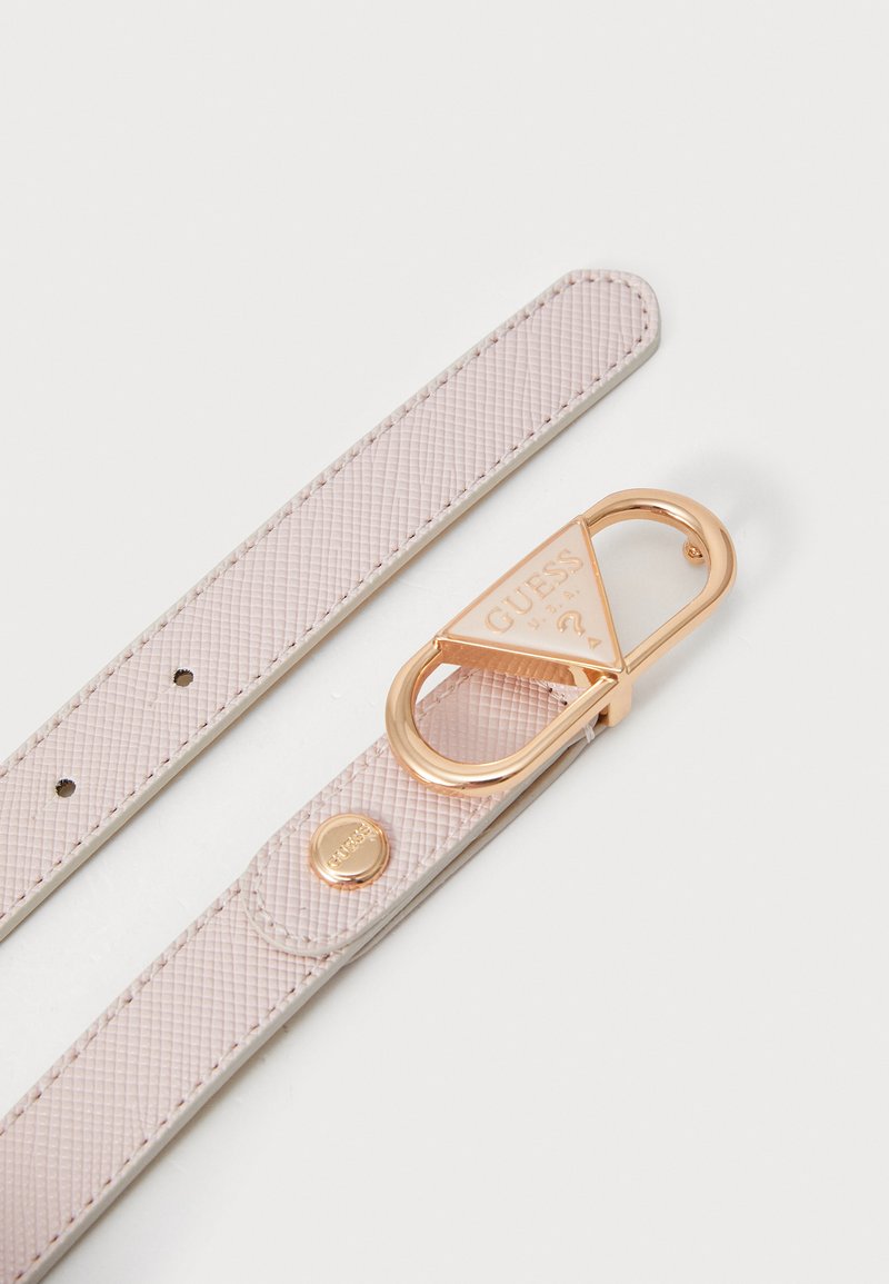 Cinghia testurizzata rosa con clip e accento in metallo dorato. Presenta un dettaglio del logo sulla clip e sull'hardware di fissaggio.