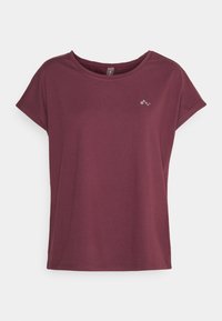 Mörkröd t-shirt med korta ärmar och rundad halsringning, tillverkad av lättviktig tyg. Har en liten logotyp i en ljusare nyans på framsidan.