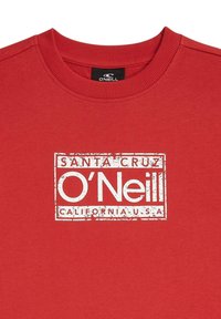 Sudadera roja hecha de tela suave con cuello redondo acanalado. Estampado frontal con las palabras "O'Neill", "Santa Cruz" y "California U.S.A." en blanco.