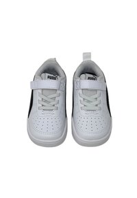 Sneaker bianche con dettagli neri, caratterizzate da un design perforato, lacci e una fascia in velcro. Realizzate in materiale sintetico.