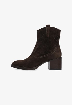 Dunkelbrauner Wildleder-Stiefelette mit gestapeltem Blockabsatz, perforiertem Obermaterial, weißen Nähten und Zuglasche hinten.