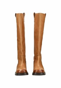 Botas altas de cuero marrón con un acabado suave, diseño recto y acentos mínimos, que cuentan con una punta redonda y una suela negra gruesa.