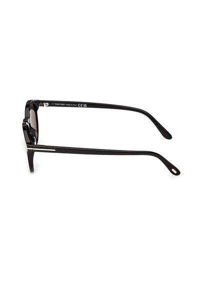 Lunettes de soleil rectangulaires noires avec branches fines, accent argenté près des charnières et verres teintés foncés, vues de côté sur un fond blanc.