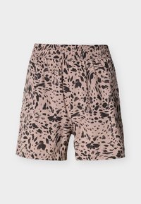 Ροζ σορτς με μαύρο αφηρημένο animal print και ελαστική μέση, παρουσιάζονται σε λευκό φόντο.