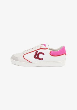 Sneaker bianco con accenti rosa e un logo "LC" rosso glitterato. Presenta una tomaia in tessuto testurizzato, lacci piatti e una suola in gomma di colore contrastante.