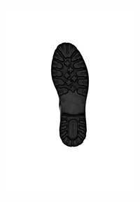 Semelle de chaussure noire avec un motif de semelle robuste, comprenant des indentations et des éléments surélevés pour la traction. Bords lisses et logo central.