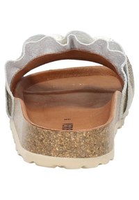 Achteraanzicht van een sandaal met een kurken voetbed, een zilveren geschulpte band en een gestructureerde rubberen zool in een beige kleur.