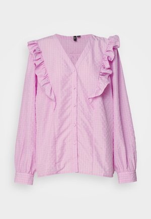 Blouse rose à manches longues avec un col en V, dotée d'accents volantés sur les épaules et d'une fermeture à boutons, fabriquée en tissu texturé.