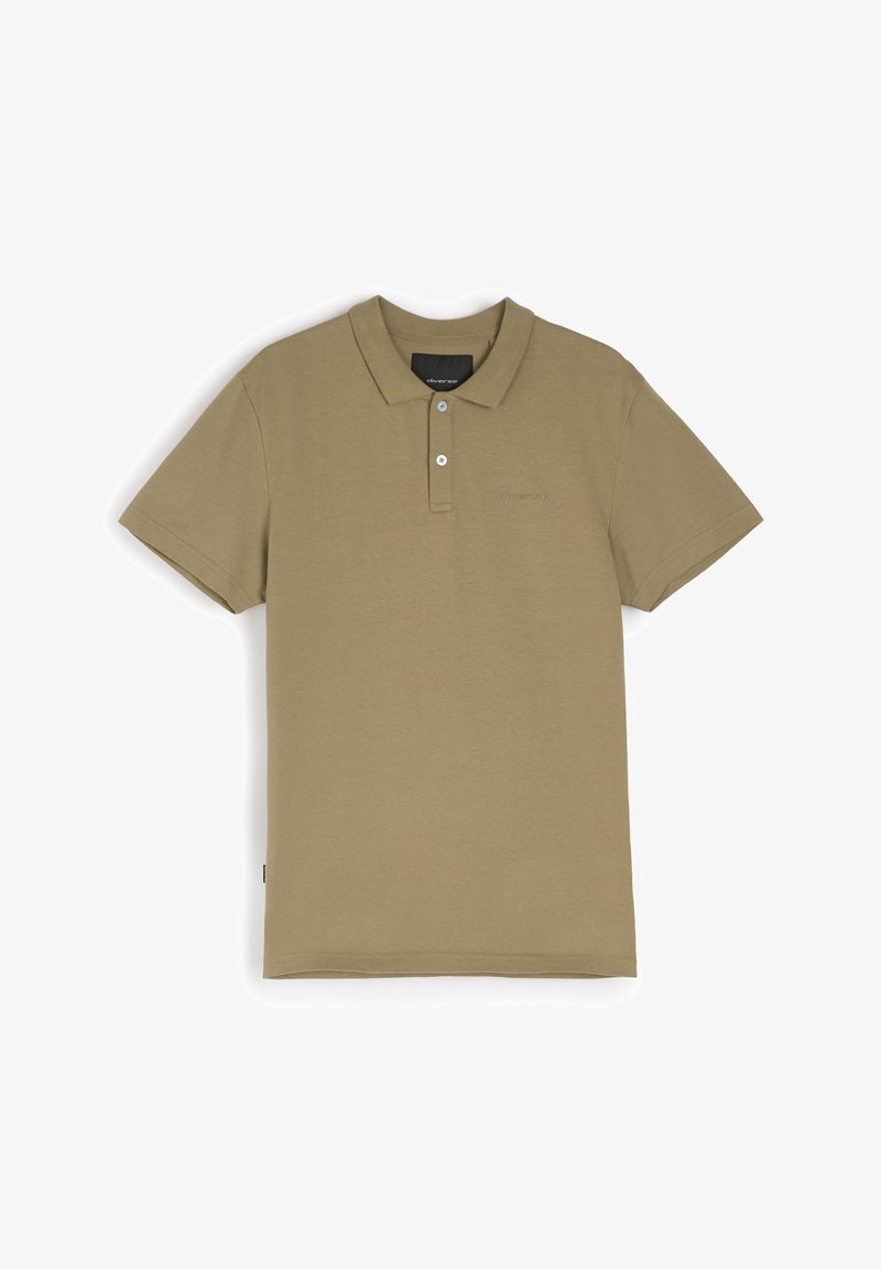 Oliwkowa koszulka polo wykonana z miękkiego, teksturowanego materiału, z płaskim kołnierzykiem, dwoma guzikami i dyskretnym logo na klatce piersiowej.