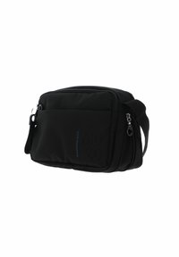 Borse a tracolla nera realizzata in tessuto testurizzato, dotata di chiusura con zip, tracolla regolabile e discrete etichette del marchio sulla parte anteriore.