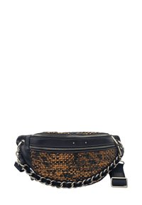 Sac en cuir tissé avec une base en cuir noir et une section tissée à motif brun et noir, avec une bandoulière en chaîne argentée et une fermeture éclair.