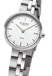 Montre en acier inoxydable argenté avec un cadran blanc, au design minimaliste et aux marqueurs. Présente un verre saphir, avec un bracelet classique à maillons.