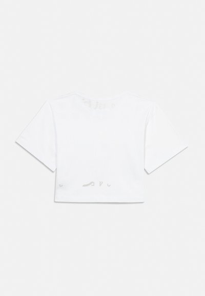 Fehér, rövid ujjú, rövid fazonú póló laposan elhelyezve, a hátoldal látható, kerek nyakkivágással, világos háttéren.