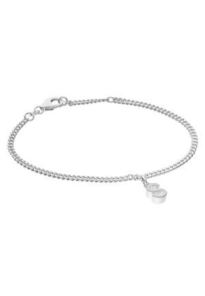 Silbernes Gliederarmband mit ineinandergreifenden Gliedern und einem kleinen Anhänger in Form des Buchstabens "S", ausgestattet mit einem Karabinerverschluss.