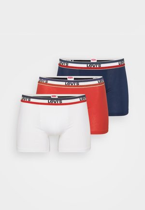 Drei Paar Levi's Boxer-Briefs: weiß, rot und marineblau. Jedes Paar hat einen kontrastierenden Bund mit dem Levi's-Logo und einem eng anliegenden Design.