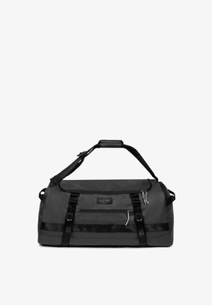 Sort duffel bag lavet af slidstærkt stof, med to bære håndtag, justerbar skulderrem, lynlås-lomme foran og rem-detaljer.