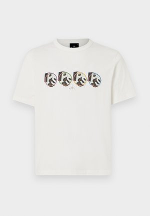 Weißes Baumwoll-T-Shirt mit vier kreisförmigen Grafikdrucken, die stilisierte „PS“-Logos in verschiedenen Farben und mit schwarzem Rand zeigen. Kurze Ärmel.