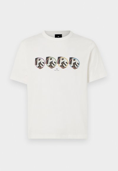 Hvit bomulls t-skjorte med fire sirkulære grafiske trykk med stiliserte "PS"-logoer i forskjellige farger og en svart omriss. Korte ermer.