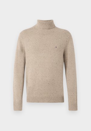 Pulover bej cu guler înalt, confecționat dintr-un tricot texturat, cu stropi subtili. Manșete și tiv ribbate. Logo mic pe piept.