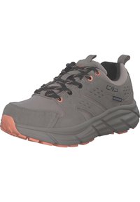 Zapatilla atlética impermeable en color gris con lengüeta acolchada, cordones negros y acentos naranjas en la suela y ojales. Parte superior texturizada con agujeros de ventilación.