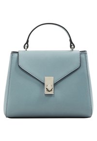 Sac à main en cuir bleu clair avec un design structuré, une poignée supérieure et une fermeture argentée en forme de diamant. Texture lisse et bords angulaires.