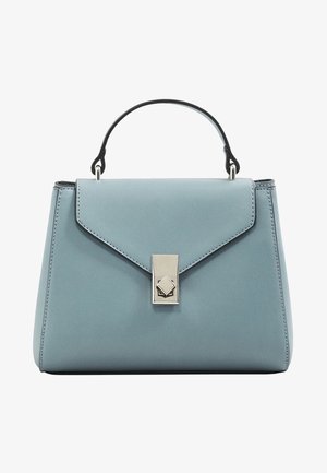 Světle modrá kožená kabelka se strukturovaným designem, horním držadlem a stříbrnou přezkou ve tvaru diamantu. Hladká textura a šikmé hrany.