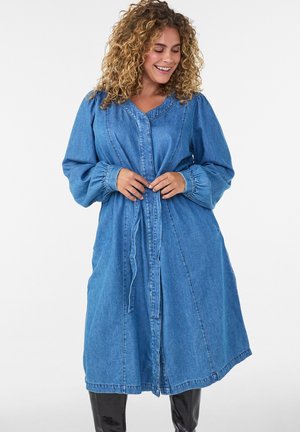 Zizzi, JEANSKLEID MIT V-AUSSCHNITT UND BINDEGÜRTEL - Τζιν φόρεμα - blau