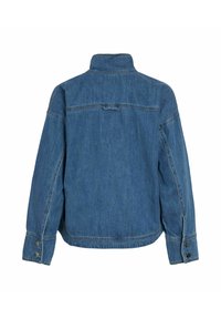 Modra denim jakna z visokim ovratnikom, gumbnimi manšetami in detajlom na hrbtni strani. Tkanina ima gladek, teksturiran videz.