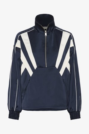 Μπουφάν από ναυτικό σατέν με λευκές γωνιώδεις ρίγες, όρθιο γιακά, φερμουάρ μπροστά και ελαστικές μανσέτες και τελείωμα· διαθέτει μπροστινή τσέπη.