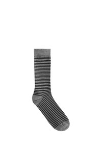 Chaussette grise avec des rayures noires horizontales. Présente un bout et une manchette renforcés. Fabriquée dans un tissu lisse et extensible.