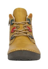 Botte en cuir jaune avec semelle en caoutchouc marron, ornée d'œillets colorés, de lacets beiges et d'une couture décorative le long du bord.