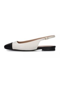 Scarpa slingback in pelle bianca con punta rotonda nera. Presenta un tacco basso e una cinturino regolabile con fibbia. Texture liscia nel complesso.