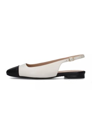 Scarpa slingback in pelle bianca con punta rotonda nera. Presenta un tacco basso e una cinturino regolabile con fibbia. Texture liscia nel complesso.