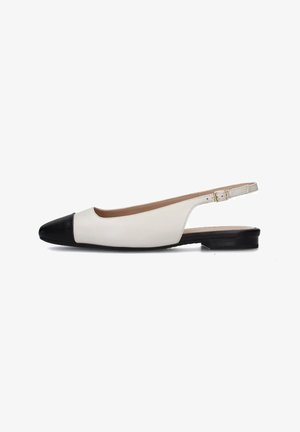 Scarpa slingback in pelle bianca con punta rotonda nera. Presenta un tacco basso e una cinturino regolabile con fibbia. Texture liscia nel complesso.