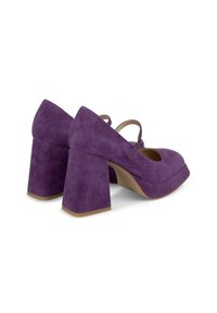 Scarpe con tacco alto in suede viola, con punta arrotondata, tacco largo e fascia alla caviglia. Testura notevole e finitura liscia.