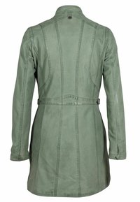 Groene, getailleerde jas van gladde stof met verticale naaddetails, een ceintuur in de taille en lange mouwen met knoopsluiten.
