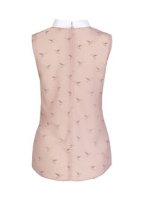 Mouwloze blouse van lichtroze stof, met een witte kraag en een subtiel kolibripatroon. Ritssluiting aan de achterkant, zachte textuur.