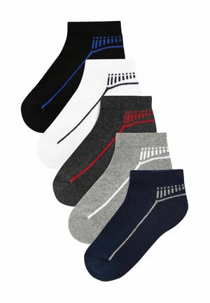 Fem tætsiddende sokkepairs i sort, hvid, grå, marineblå og karbonfarvet, med farvede striber og kontrasterende hældesigns.
