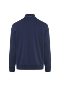 Marineblaues Langarm-Sweatshirt mit gerippten Bündchen und Saum, ausgestattet mit einem hohen Kragen, auf dessen Rückseite sich die "Brax"-Markenprägung befindet.