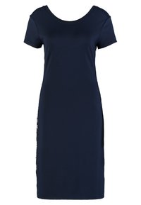 Navy blue sukienka z krótkim rękawem, wykonana z gładkiego materiału. Posiada okrągły dekolt oraz kontrastowe akcenty boczne z wzorzystym wzorem.