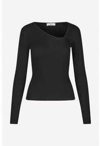 Svart långärmad topp med ribbad textur och asymmetrisk halsringning. Tajt silhuett med en jämn finish.