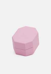 Caja octogonal rosa con un acabado texturizado, que presenta un sutil logo en relieve en la parte superior y un diseño de dos piezas.