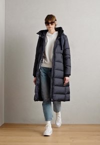 Marc O'Polo LONG COAT FEMININE SHAPE  WITH HOOD - Abrigo de plumas - deep blue sea