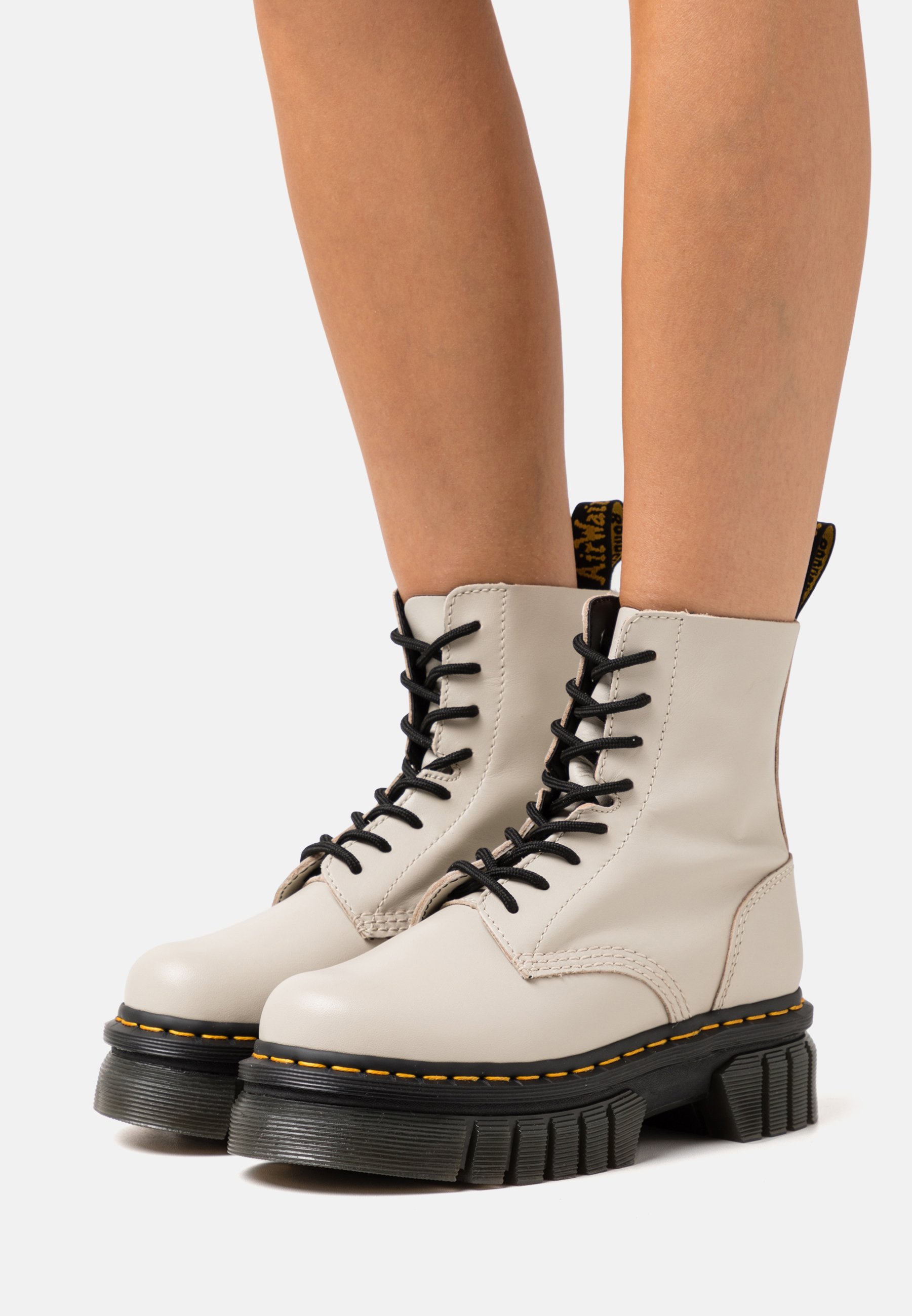 Dr. Martens Audrick Scarpe Oxford Donna 3 Occhielli, Tomaia In Pelle Trapuntata, Suola In PVC, Cuciture Gialle