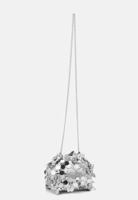 Srebrna torebka cekinowa o zaokrąglonym kształcie, metalowy łańcuszek oraz teksturowana powierzchnia pokryta okrągłymi cekinami.