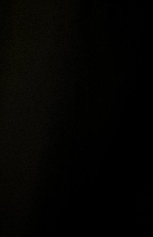 Sort stof med en glat tekstur, jævnt belyst, med en mat overflade uden mønstre eller yderligere detaljer.