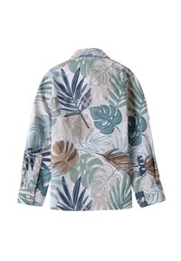 Camicia bianca a maniche lunghe con un motivo di foglie tropicali multicolore in verde, blu, beige e marrone; dettaglio del polsino con bottoni.