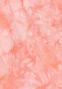 Te fabric lightweight em pêssego suave com um padrão texturizado e marmoreado. Variações subtis na cor criam uma aparência em camadas.