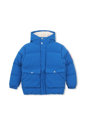 Veste d'hiver matelassée bleue avec capuche, deux poches avant à rabat avec fermeture par bouton, et poignets élastiques, doublée en polaire blanche.