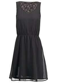 Musta hihaton mekko, jossa on pitsiyksityiskohtia kauluksessa, koottu vyötärö ja sulava helma. Valmistettu sileästä kankaasta, jolla on pehmeä tekstuuri.